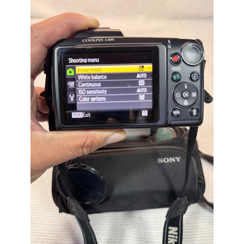 Nikon Coolpix L105 Digital Camera Black 15x Optical Zoom Bundle with Sony Case - Picture 5 of 8